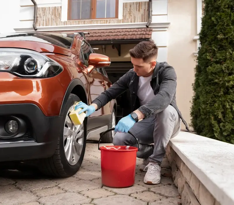 Lavage auto à domicile Sainte-Marie-Kerque : professionnel intervenant sur un véhicule